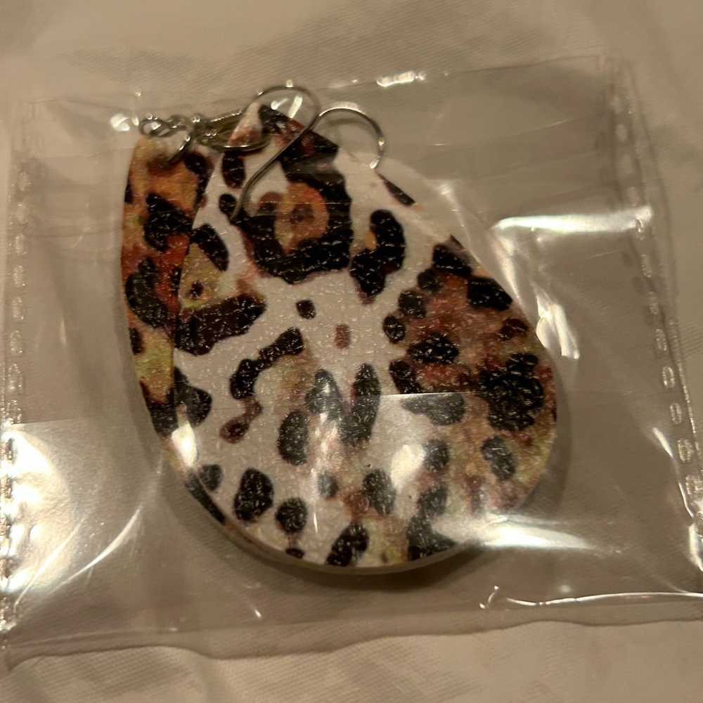🦋BOGO 50%🦋NWT Animal Print Teardrop Earrings
